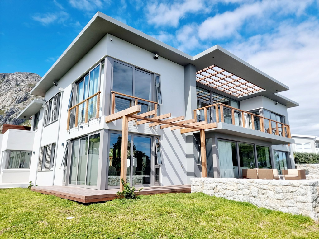 Tailored Aluminum Alloy Doors and Windows Transform a Seaside Villa